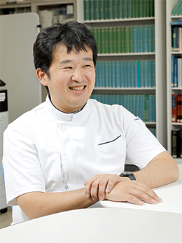 インタビューを受ける白井先生