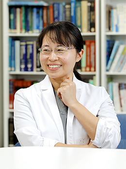 インタビューを受ける岩田先生