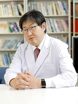 インタビューを受ける矢部先生